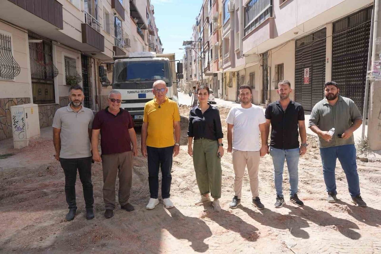 TURGUTLU BELEDİYE BAŞKANI ÇETİN AKIN, KENTİN FARKLI NOKTALARINDA DEVAM EDEN YOL YENİLEME VE...