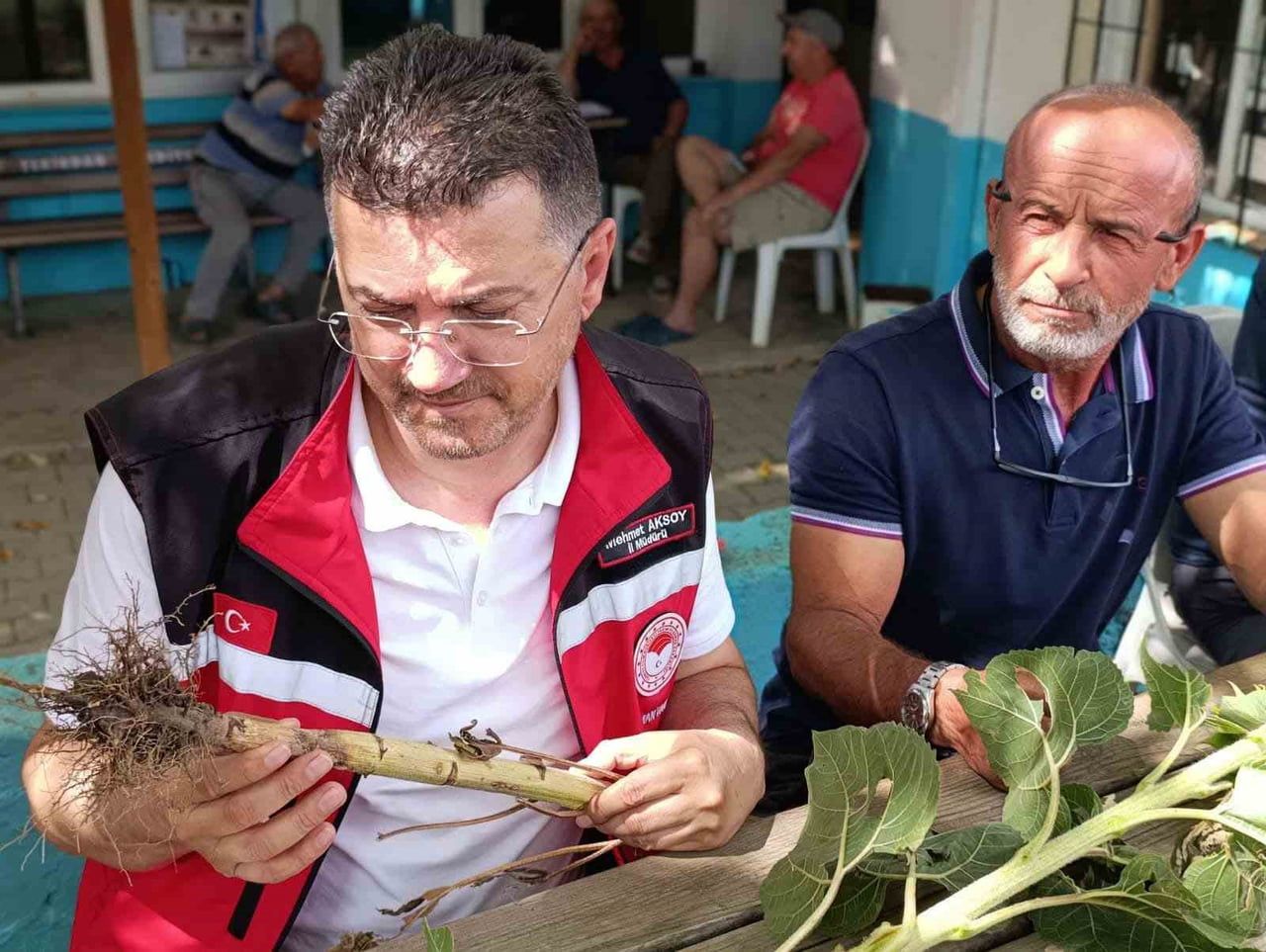İL TARIM VE ORMAN MÜDÜRÜ MEHMET AKSOY (SOLDA) VE BERABERİNDEKİLER, FERHADANLI VE AHMEDİKLİ...