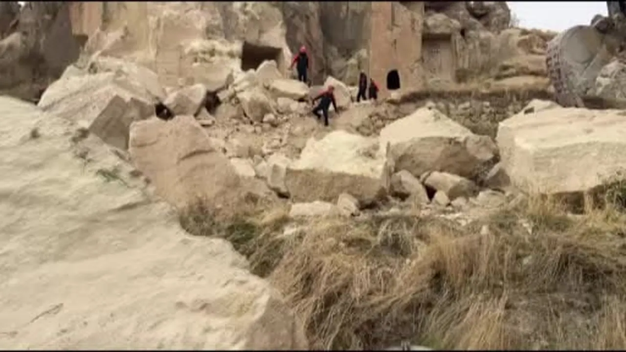 Nevşehir Göreme'de peribacasının yıkıldı