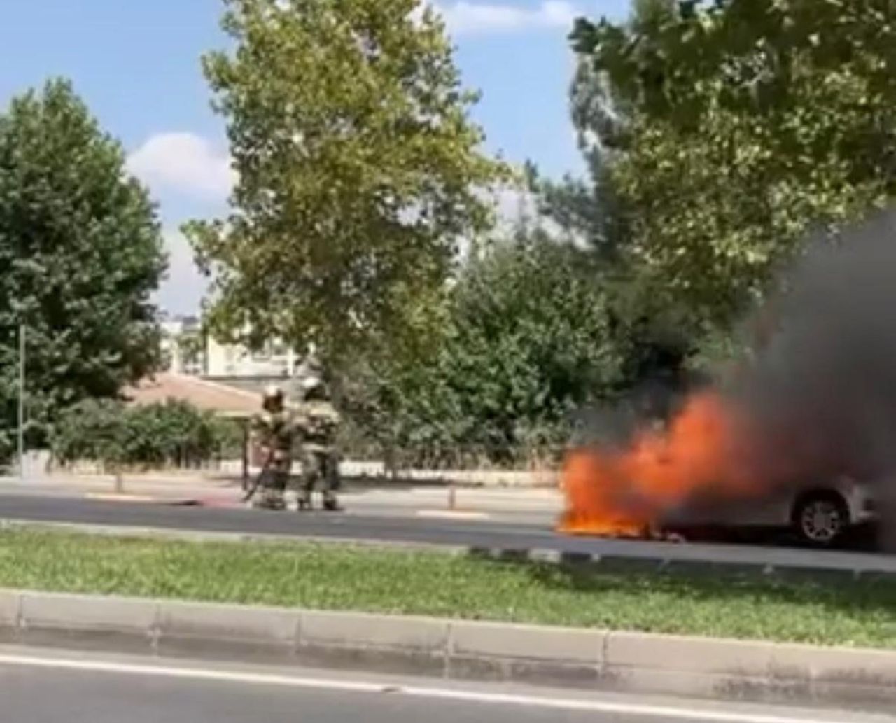 DİYARBAKIR'IN KAYAPINAR İLÇESİNDE PARK HALİNDEKİ OTOMOBİL, YANARAK KULLANILAMAZ HALE GELDİ.