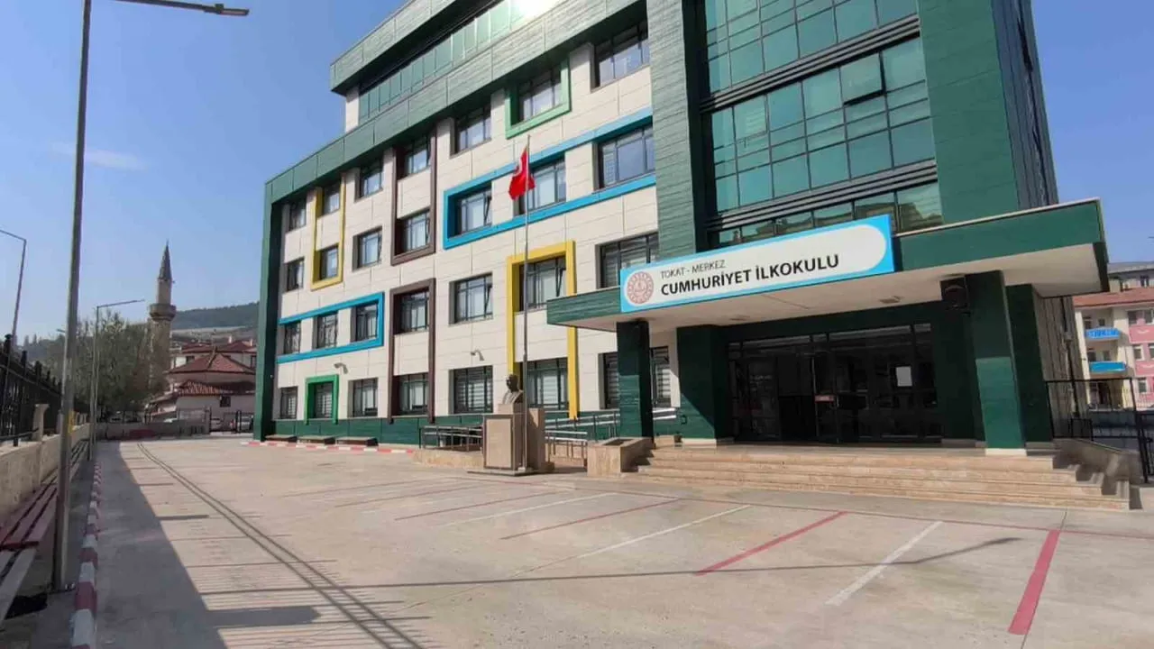 TOKAT'TA TEDBİR AMACIYLA EĞİTİME BİR GÜN ARA VERİLDİ. ÖĞRENCİLERİN BULUNMADIĞI OKULLARDA TEMİZLİK...