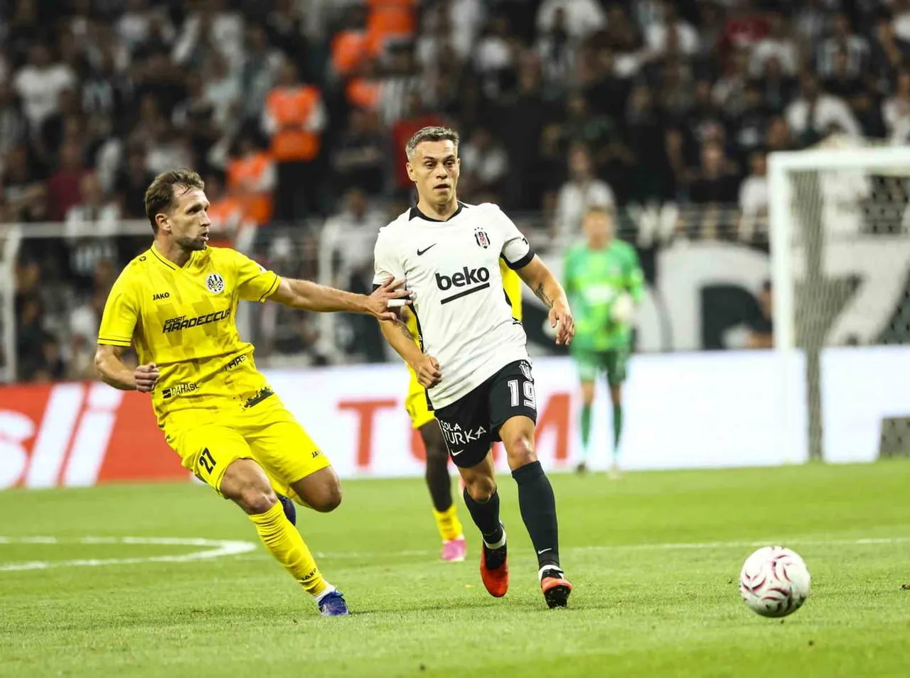 BEŞİKTAŞ’IN YENİ TRANSFERİ LEANDRO TROSSARD SİYAH-BEYAZLI FORMAYI İLK KEZ HRADEC KRALOVE MAÇINDA...