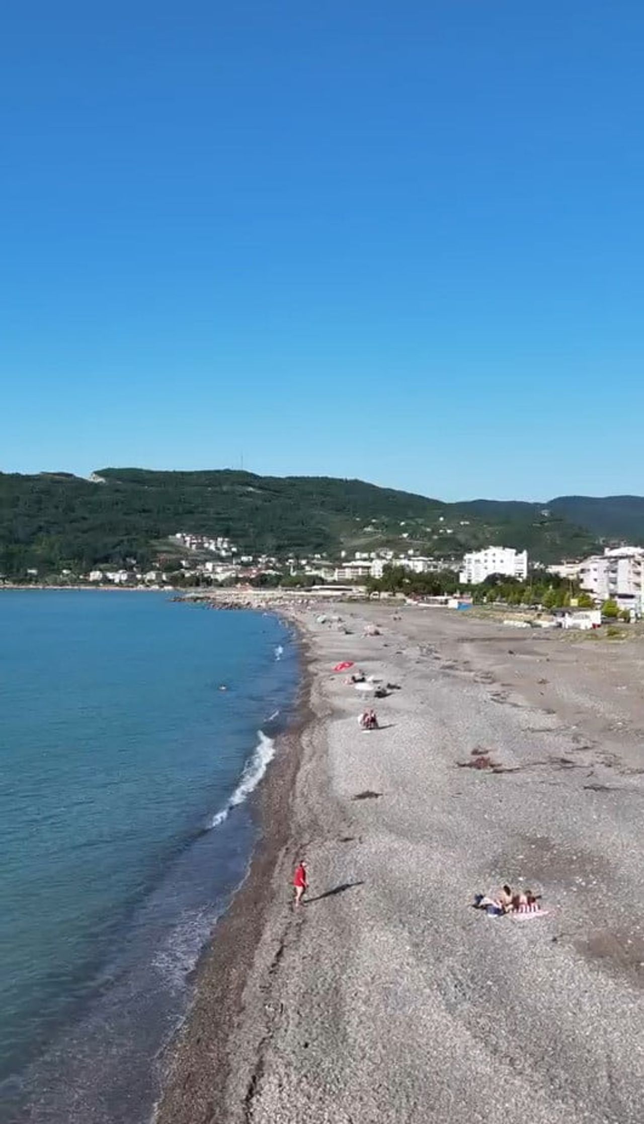 KASTAMONU CİDE SAHİLDE VATANDAŞLAR DENİZE GİRMEYE BAŞLADI.