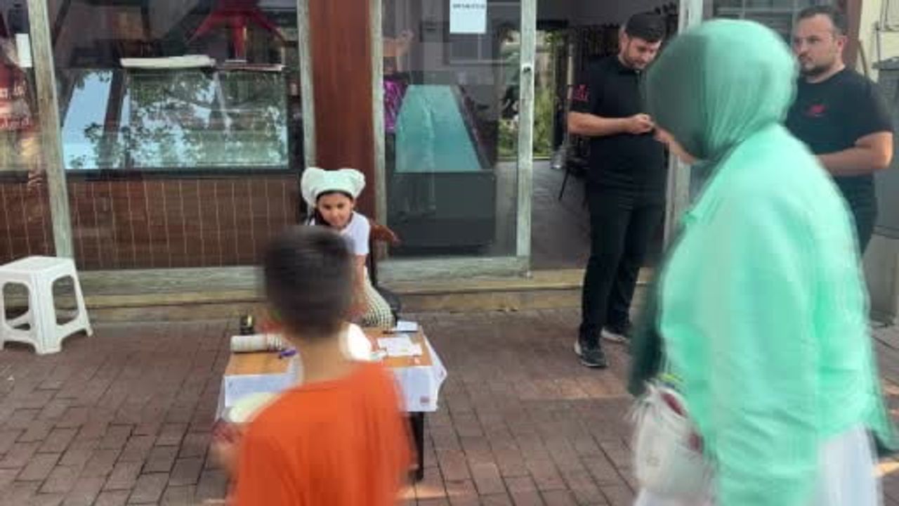 Japonya'ya gitmek için oyuncak ve takılarını satışa çıkardı