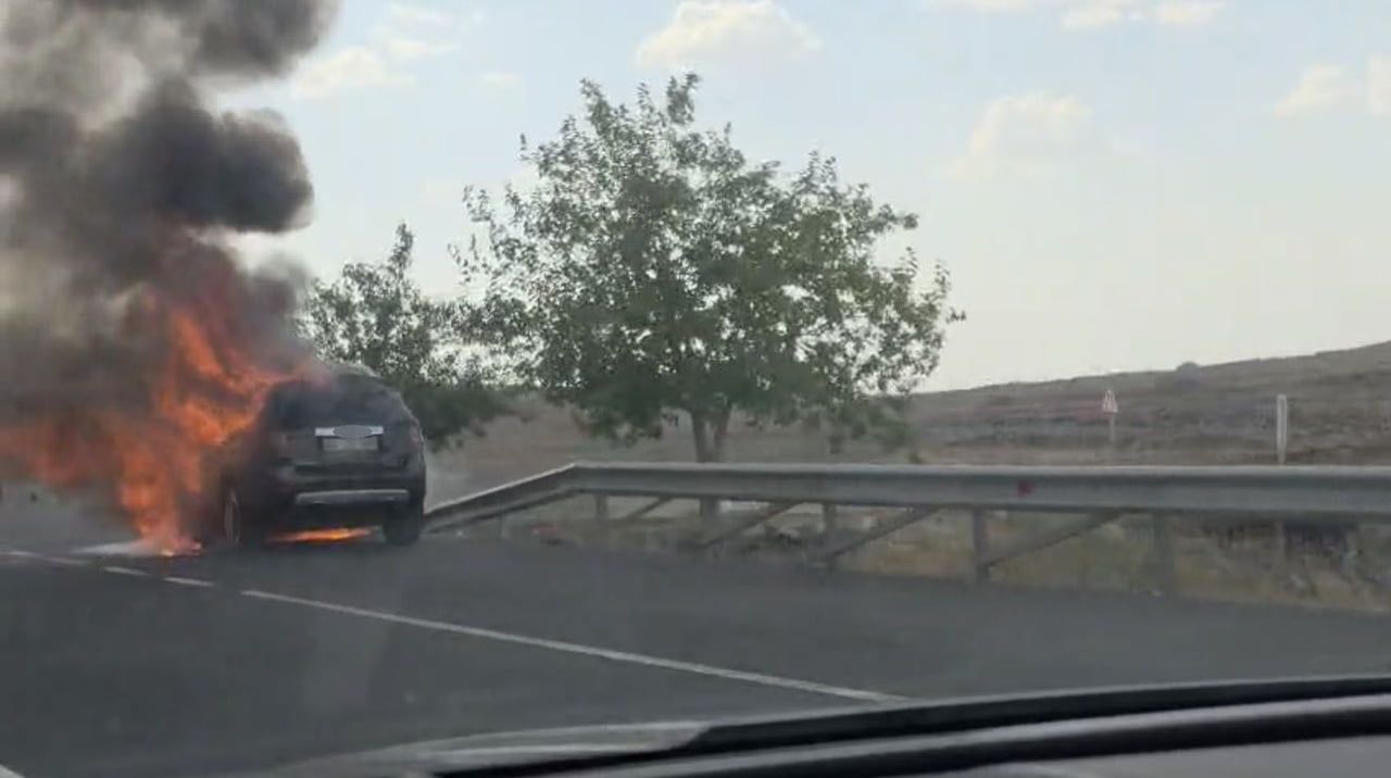 ŞANLIURFA’NIN SİVEREK İLÇESİNDE SEYİR HALİNDEYKEN YANGIN ÇIKAN OTOMOBİL KULLANILAMAZ HALE...