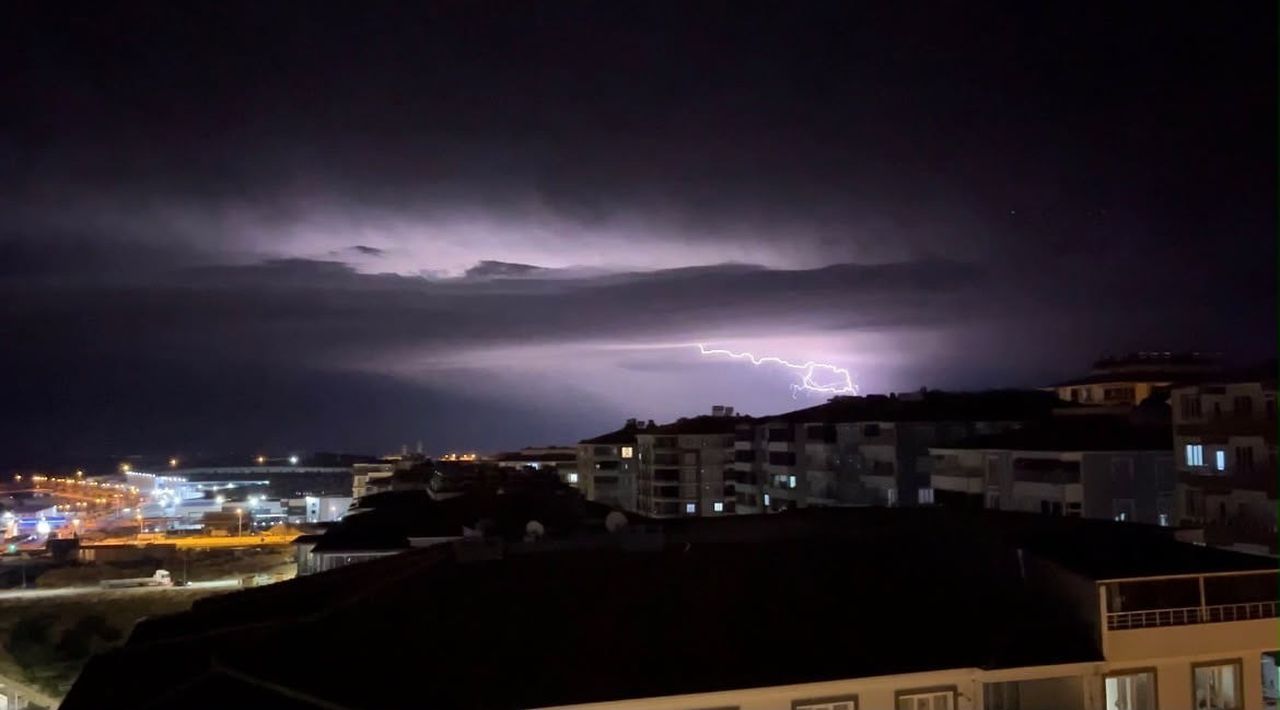 ADIYAMAN’IN BESNİ İLÇESİNDE GECE SAATLERİNDE ETKİLİ OLAN ŞİDDETLİ YAĞIŞ VE GÖK GÜRÜLTÜSÜ HAYATI...