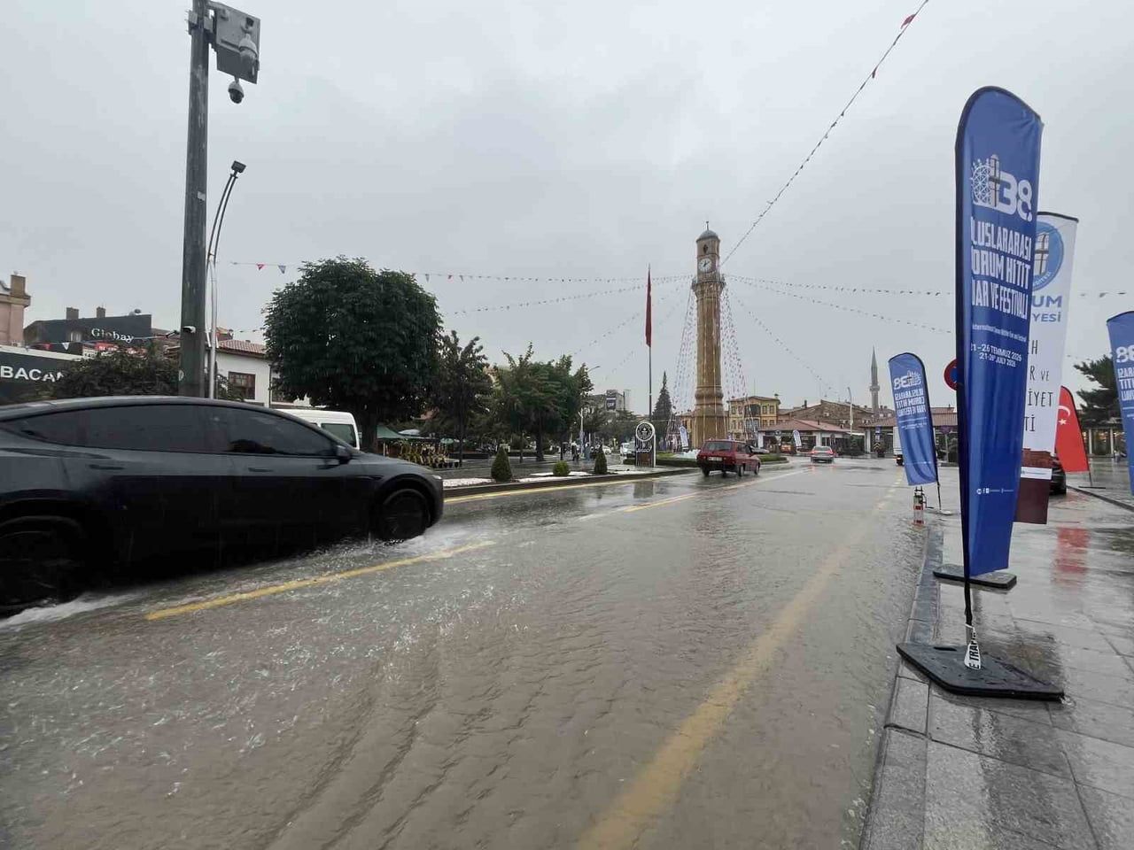 ÇORUM'DA ETKİLİ OLAN KUVVETLİ SAĞANAK YAĞIŞ HAYATINI OLUMSUZ ETKİLEDİ.