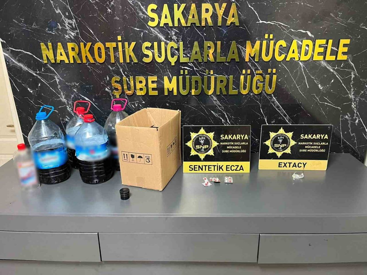 EKİPLERCE AKYAZI İLÇESİNDEKİ İKAMETİNE DÜZENLENEN OPERASYONDA ŞÜPHELİ YAKALANIRKEN, EVDE YAPILAN...