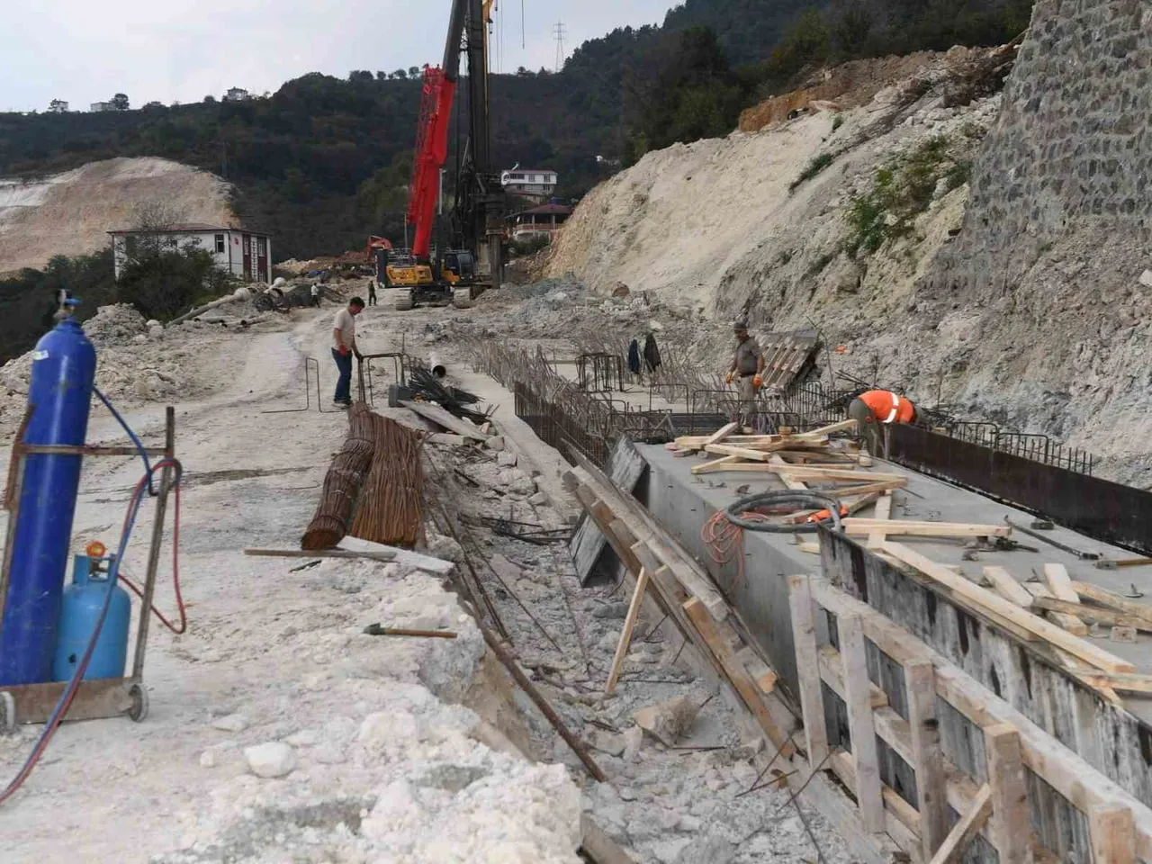 ÜNYE-AKKUŞ-NİKSAR YOLUNUN 5. KİLOMETRESİNDEKİ KALE MEVKİSİNDE MEYDANA GELEN HEYELANIN YOL AÇTIĞI...