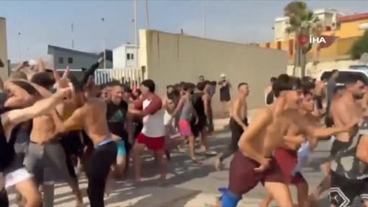 İspanya'nın Kuzey Afrika'daki toprağı Sebte kentine Fas sınırından yüzlerce düzensiz göçmen geçiş...