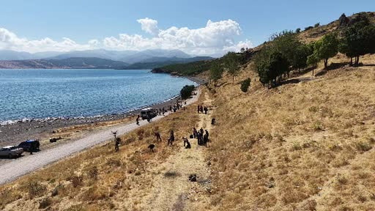 Van Gölü kıyısında temizlik seferberliği: 100 kişi katıldı, 4 ton çöp toplandı