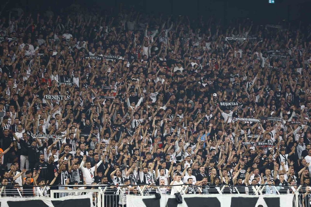 BEŞİKTAŞ, TRABZONSPOR'UN "DEPLASMANA YASAK KALDIRILSIN" PAYLAŞIMINA DESTEK VEREREK ÇAĞRIDA...