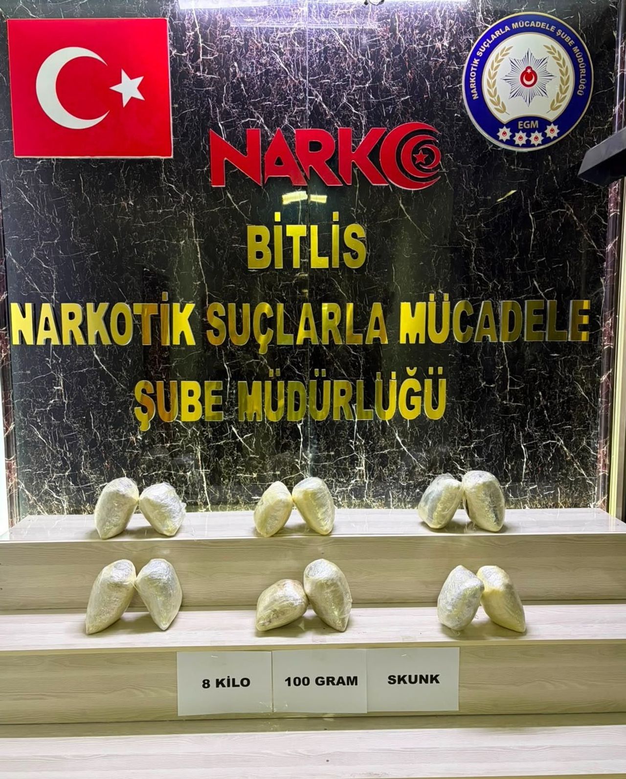 BİTLİS’TE NARKOTİK EKİPLERİNCE DURDURULAN BİR ARAÇTA YAPILAN ARAMADA, ÇUVALLAR İÇERİSİNE GİZLENMİŞ...