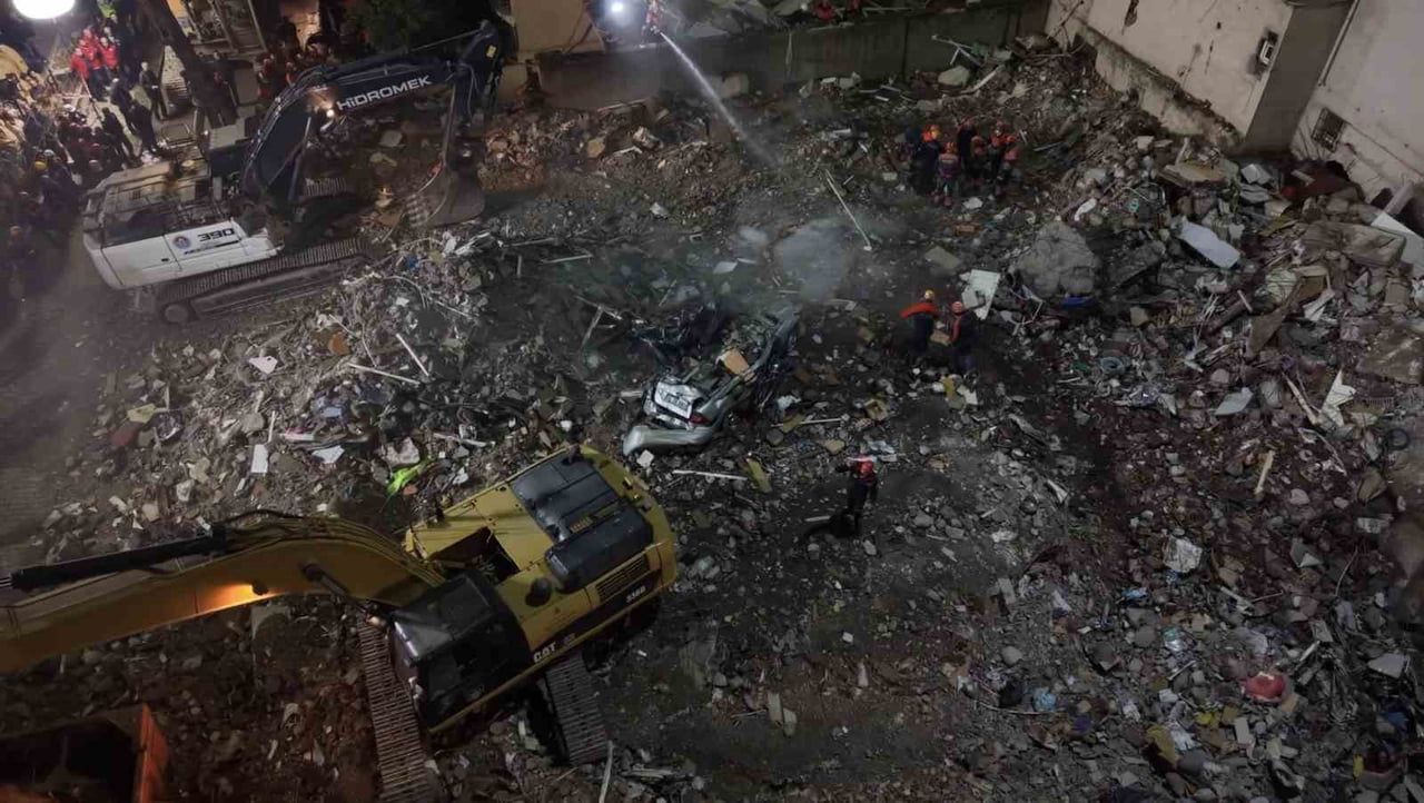 MALTEPE'DE DÜN SABAH SAATLERİNDE YIKILAN 7 KATLI BİNANIN ENKAZININ ALTINDA KALAN ARAÇ HAVADAN...