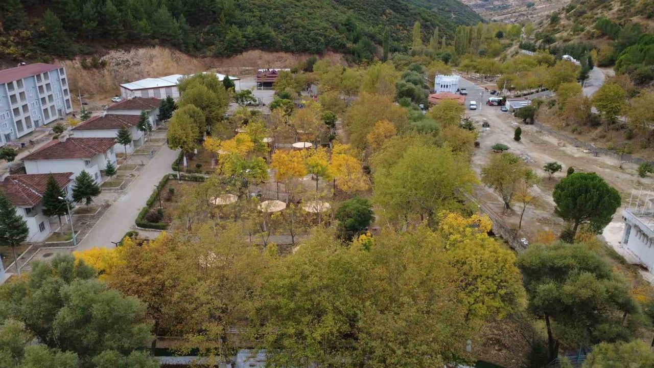 MANİSA'NIN DEMİRCİ İLÇESİNDE SONBAHAR MEVSİMİNİN GELMESİYLE BİRLİKTE DOĞA ADETA RENK CÜMBÜŞÜNE...