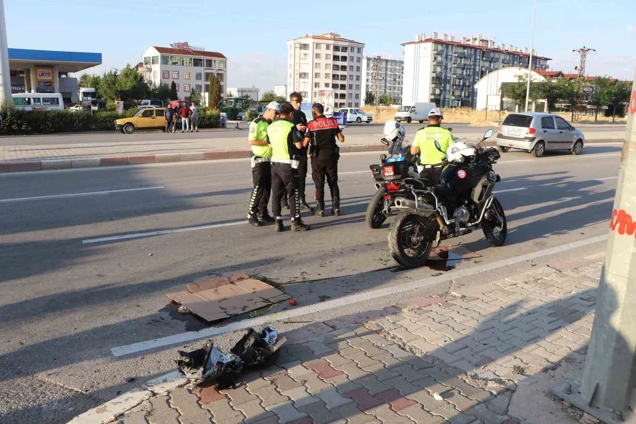 KARAMAN'DA OTOMOBİL İLE MOTOSİKLETLİ YUNUS TİMİNİN KARIŞTIĞI KAZADA BİR POLİS MEMURU...