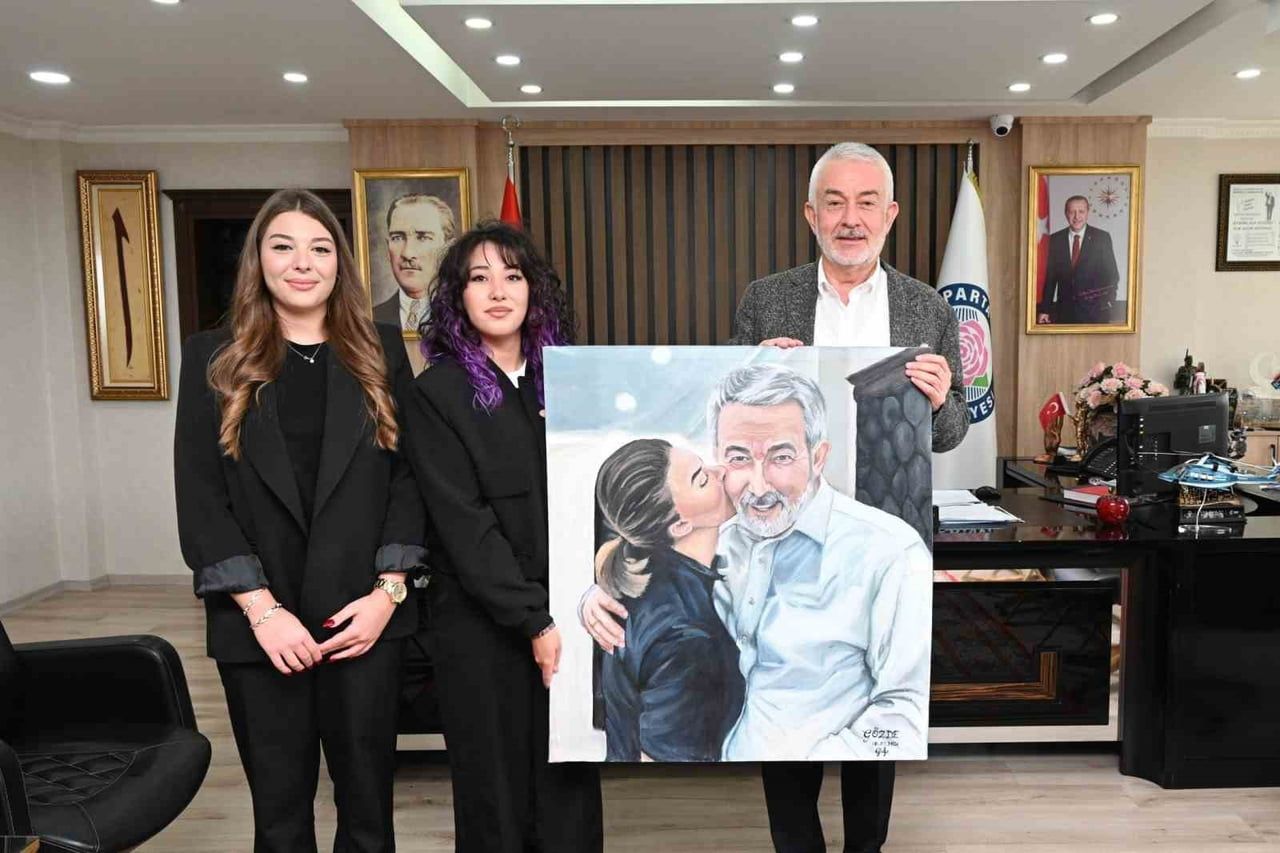GÜZEL SANATLAR LİSESİ RESİM BÖLÜMÜ 11. SINIF ÖĞRENCİSİ GÖZDE ŞEVVAL ÖZMEN, BELEDİYE BAŞKANI ŞÜKRÜ...