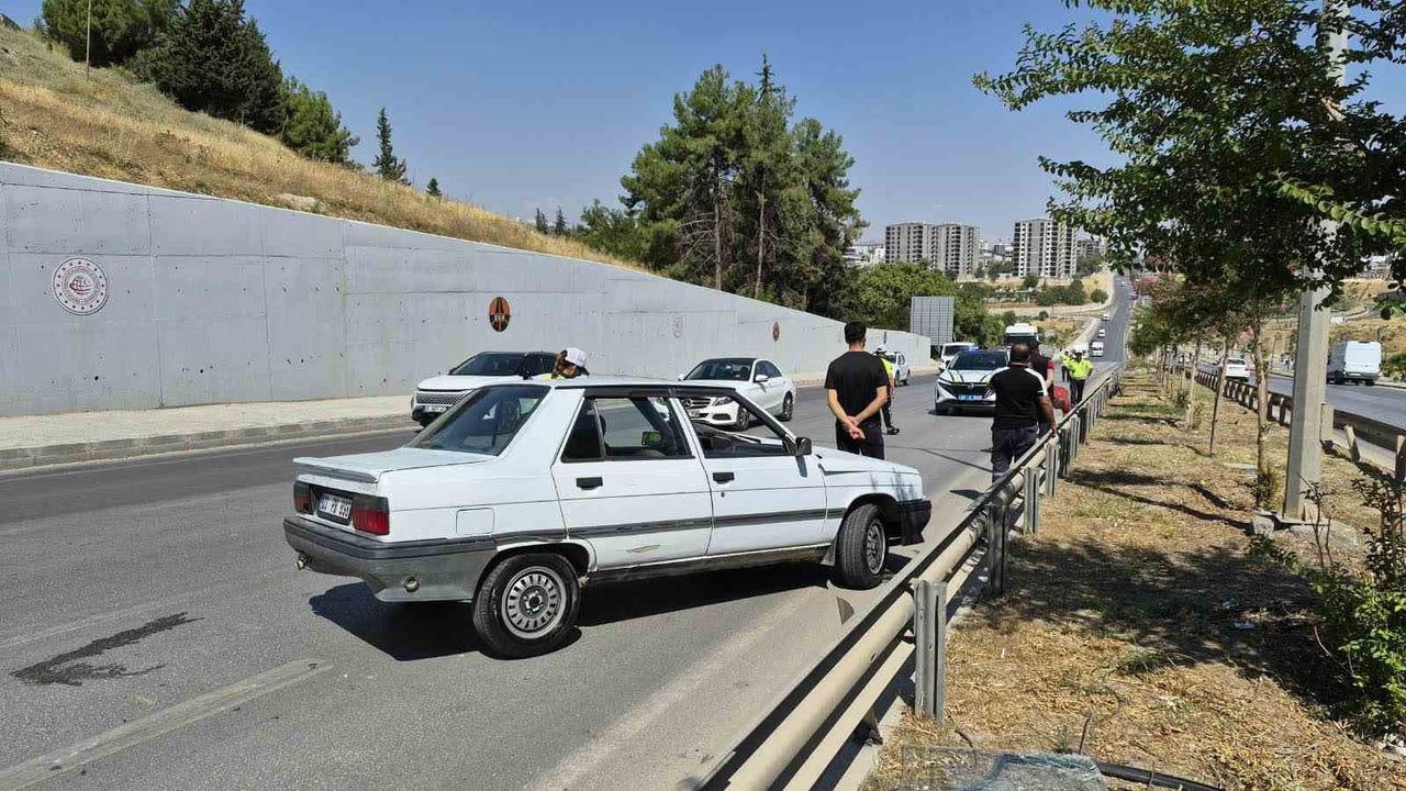 ADIYAMAN’DA 15 YAŞINDAKİ SÜRÜCÜNÜN KULLANDIĞI OTOMOBİLİN BARİYERLERE ÇARPMASI SONUCU MEYDANA GELEN...