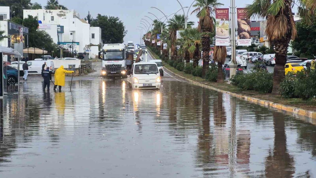 MUĞLA’NIN BODRUM İLÇESİNDE ETKİLİ OLAN SAĞANAK YAĞIŞ SEBEBİYLE KARAYOLU GÖLE DÖNEREK TRAFİĞE...