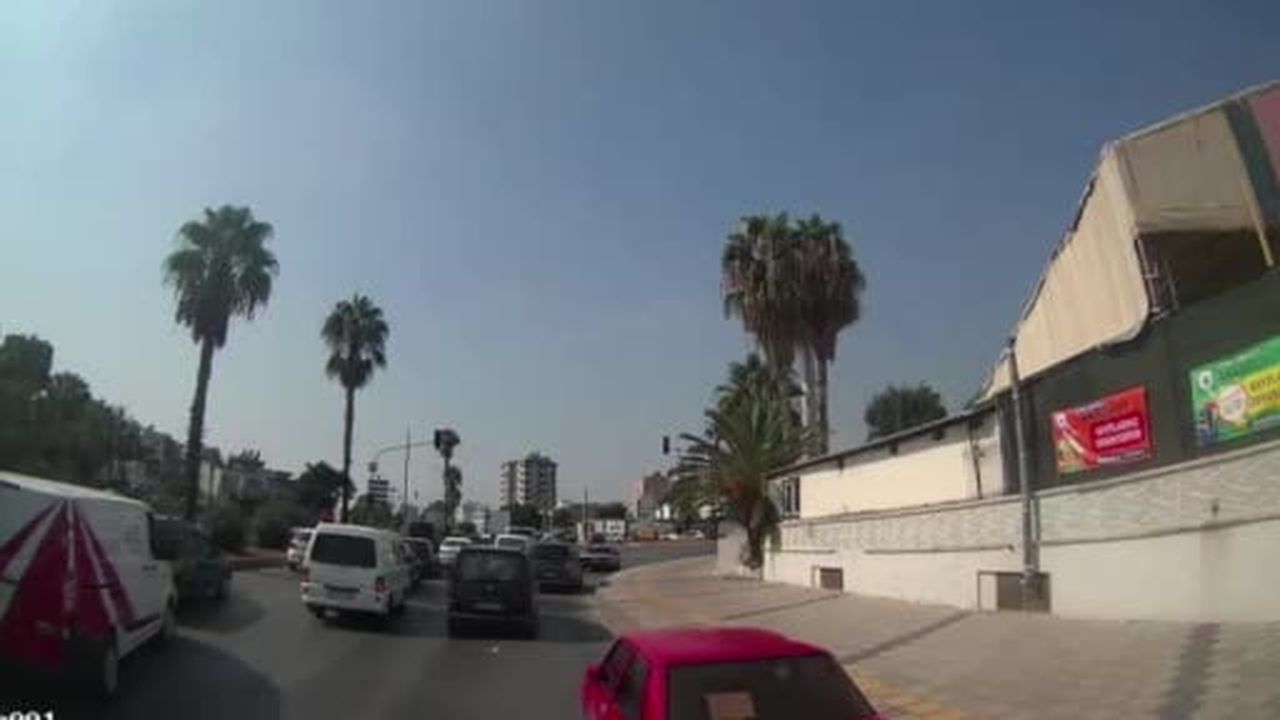 Mersin'de eski köy evi alevlere teslim oldu