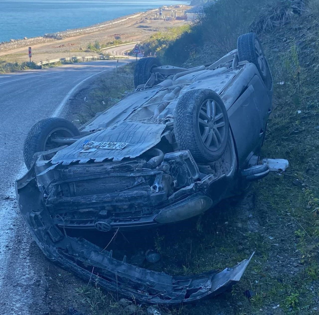 SİNOP’UN AYANCIK İLÇESİNDE ISLAK VE KAYGAN YOLDA KONTROLDEN ÇIKARAK TERS DÖNEN OTOMOBİLDEKİ 2 KİŞİ...
