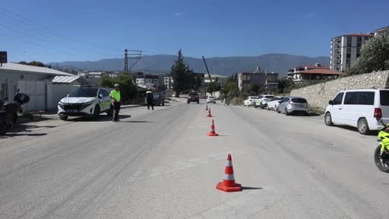 Trafik polislerinden okul servislerine sıkı denetim: Ayakta öğrenci taşıyan sürücülere ceza...