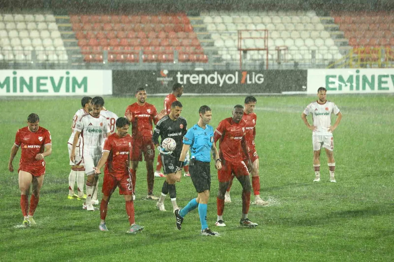 TRENDYOL 1. LİG'İN 10. HAFTASINDA OYNANAN ÜMRANİYESPOR - BOLUSPOR MÜSABAKASINDA YOĞUN YAĞMUR...