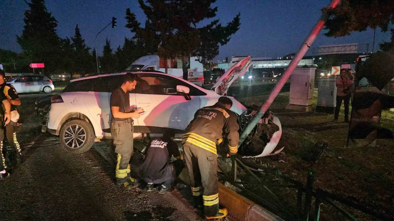 TEKİRDAĞ’IN ÇERKEZKÖY İLÇESİNDE İKİ OTOMOBİLİN KAFA KAFAYA ÇARPIŞTIĞI KAZADA 3’Ü ÇOCUK 6 KİŞİ...