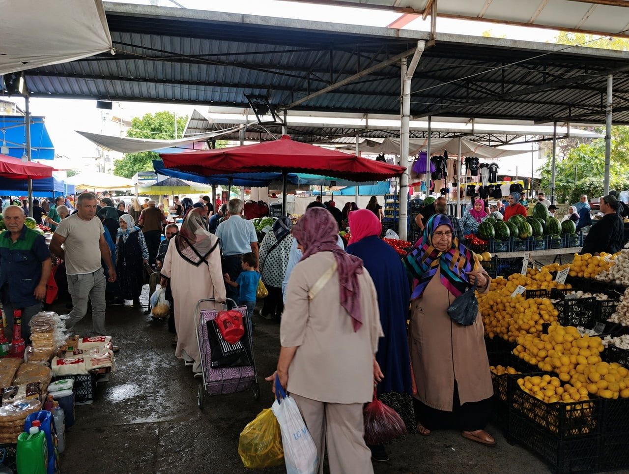 ÇARŞAMBA İLÇESİNDE HER HAFTA ÇARŞAMBA GÜNLERİ KURULAN HALK PAZARLARINDA, YAZ MEVSİMİNİN GÖZDE...