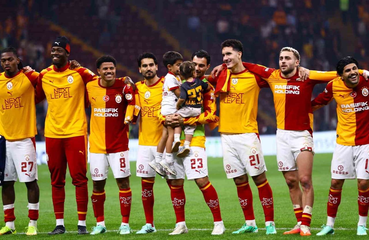 GALATASARAY, KASIMPAŞA'YI MAĞLUP EDEREK, TRENDYOL SÜPER LİG'DE MAÇ FAZLASIYLA LİDERLİĞE...