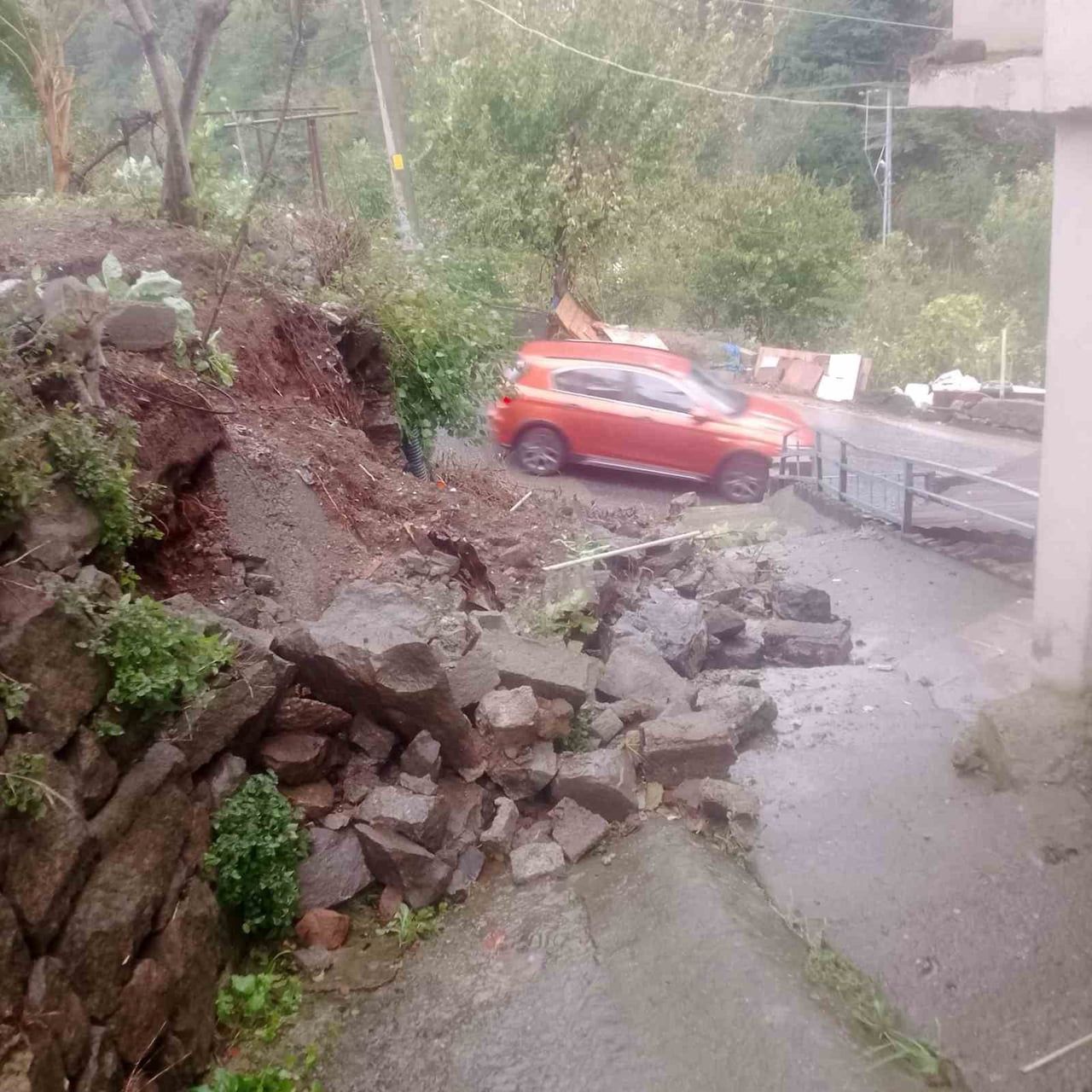 ZONGULDAK’IN KARADENİZ EREĞLİ İLÇESİNDE ETKİLİ OLAN AŞIRI YAĞIŞLAR NEDENİYLE BAĞLIK MAHALLESİ...