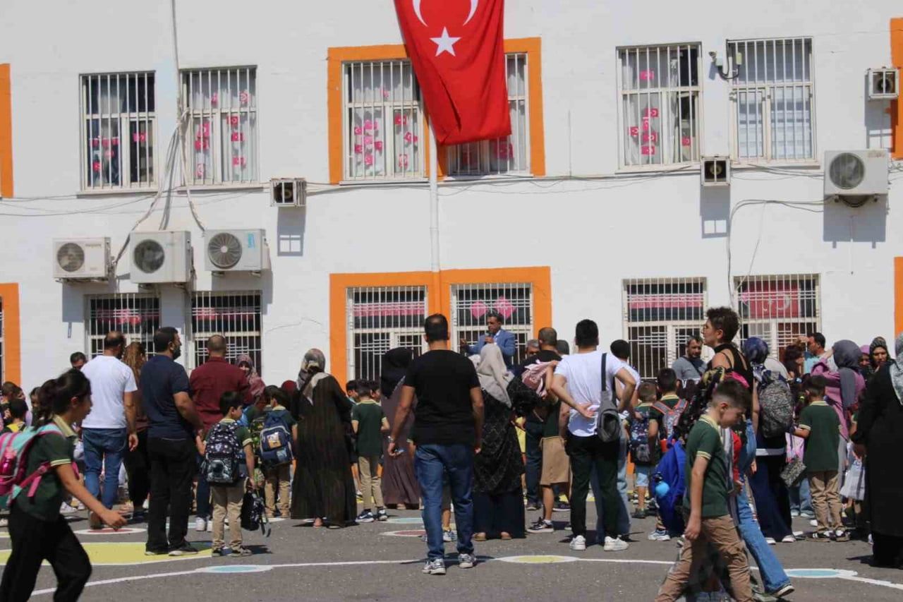 YENİ EĞİTİM ÖĞRETİM YILININ BAŞLAMASIYLA BİRLİKTE DİYARBAKIR’DA ÖĞRENCİLER YENİDEN OKUL SIRALARINA...