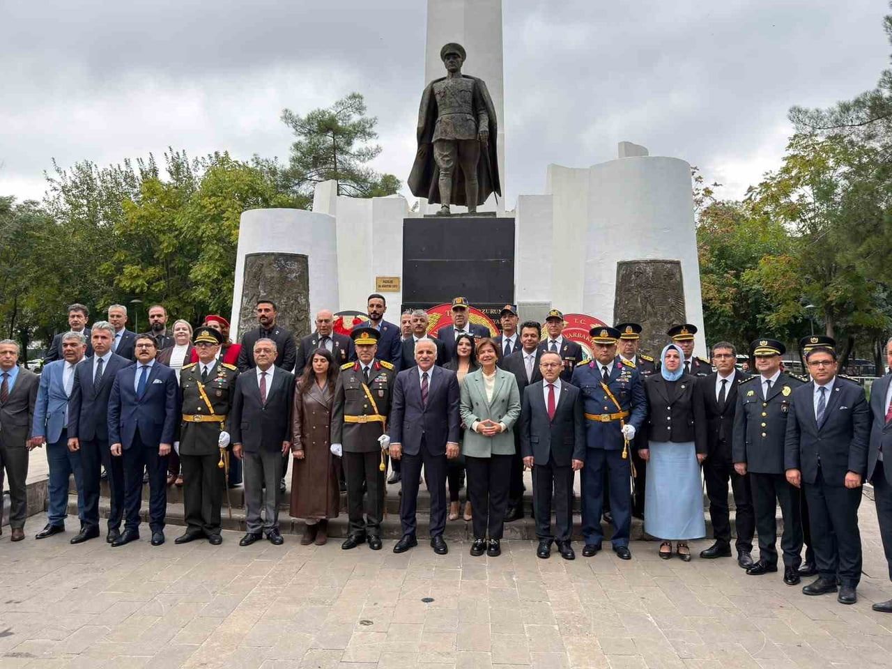 MERKEZ YENİŞEHİR İLÇESİNDE VALİLİK ÖNÜNDEKİ ANIT PARK'TA TÖREN DÜZENLENDİ