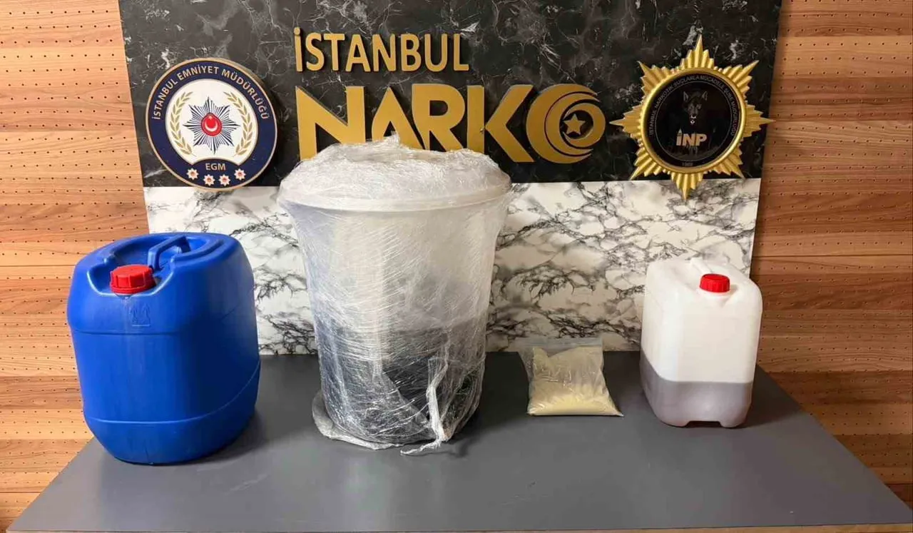 KADIKÖY İLÇESİNDE DÜZENLENEN OPERASYONDA 30 KİLO 700 GRAM SIVI METAMFETAMİN, 640 GRAM TOZ ESRAR VE...