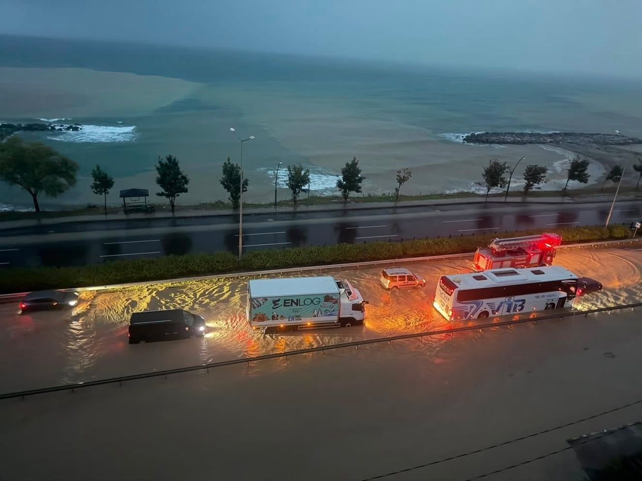 GİRESUN’DA GECE BOYUNCA ETKİLİ OLAN SAĞANAK YAĞIŞ, PİRAZİZ İLÇESİNDE KARADENİZ SAHİL YOLU’NDA SU...