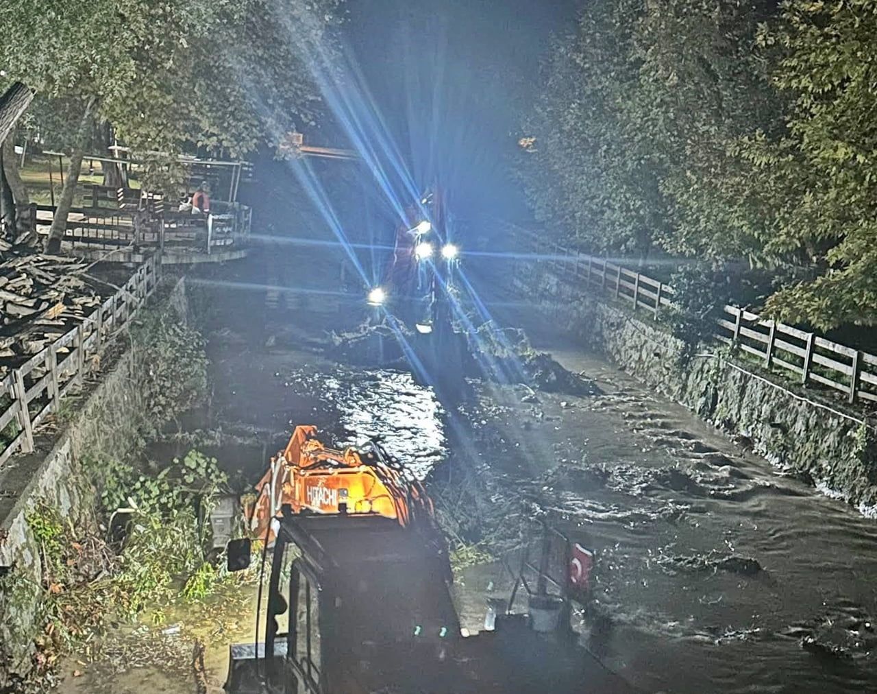 DÜZCE’NİN AKÇAKOCA İLÇESİNDE BELEDİYE EKİPLERİ, METEOROLOJİNİN BATI KARADENİZ İÇİN YAPTIĞI SEL...
