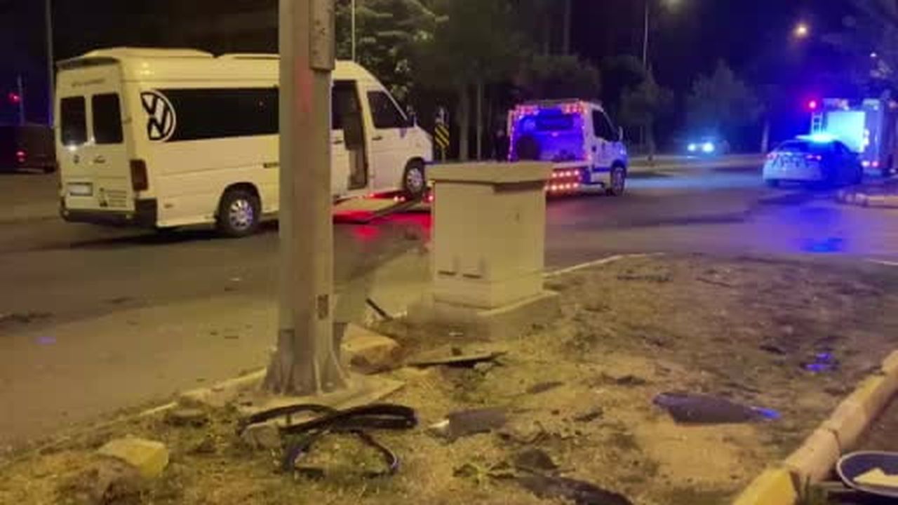 Kavşakta iki araç çarpıştı: 4 yaralı