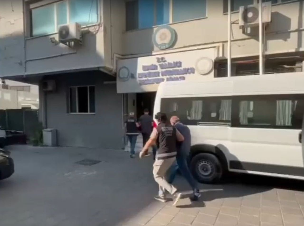 İZMİR'DE GALERİCİLİK FAALİYETİ ADI ALTINDA VATANDAŞLARA YÜKSEK FAİZLE BORÇ PARA VERİP, SİLAH...