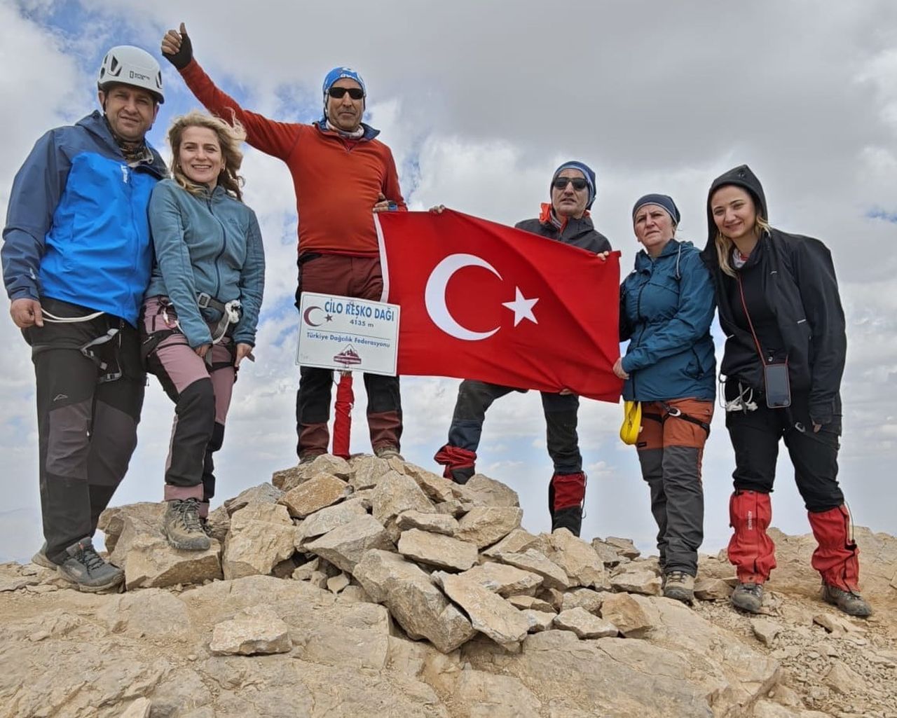 ANKARA'DAN HAKKÂRİ'YE GELEN DOĞASEVERLERDEN OLUŞAN EKİP, CİLO DAĞLARI'NIN 4 BİN 135 METRE...