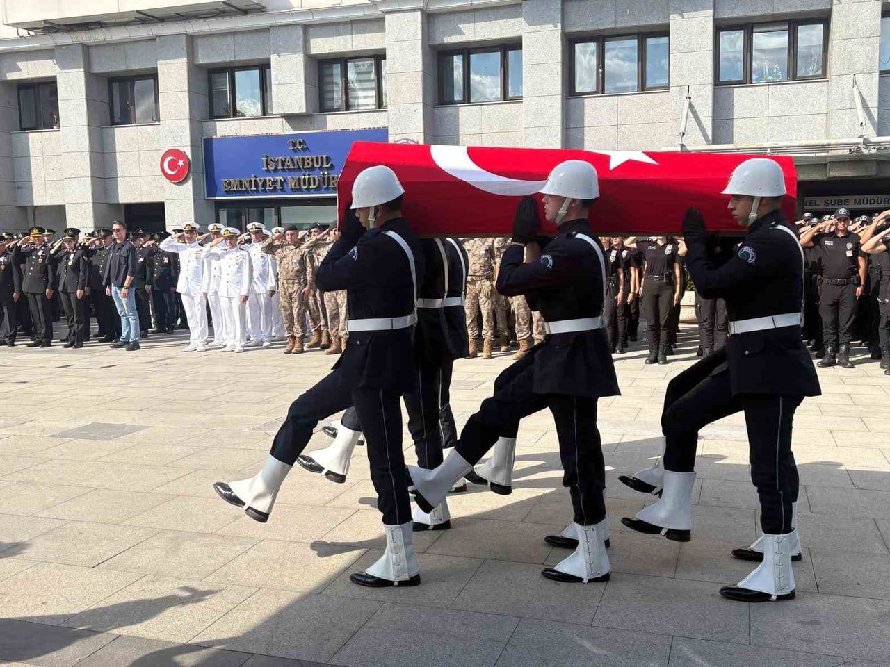 POLİS MEMURU MELİH KAYGUSUZ İÇİN İSTANBUL EMNİYET MÜDÜRLÜĞÜ’NDE TÖREN YAPILDI.