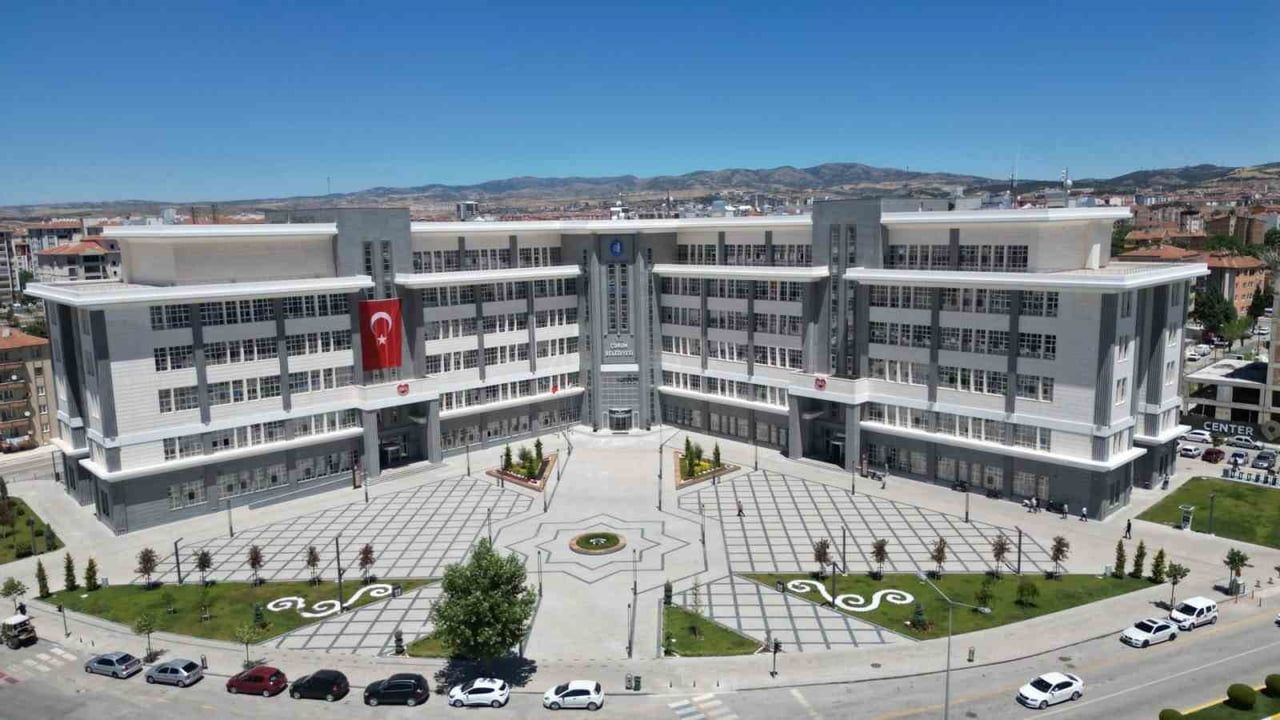 ÇORUM’DA BAZI KİŞİLERİN, BELEDİYE BAŞKAN YARDIMCILARININ İSMİNİ KULLANARAK VATANDAŞLARDAN VE...