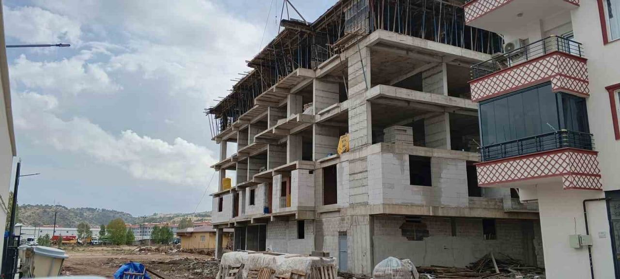 ADIYAMAN'IN GÖLBAŞI İLÇESİNDE İNŞAATTAN DÜŞEN İŞÇİ AĞIR YARALANDI.