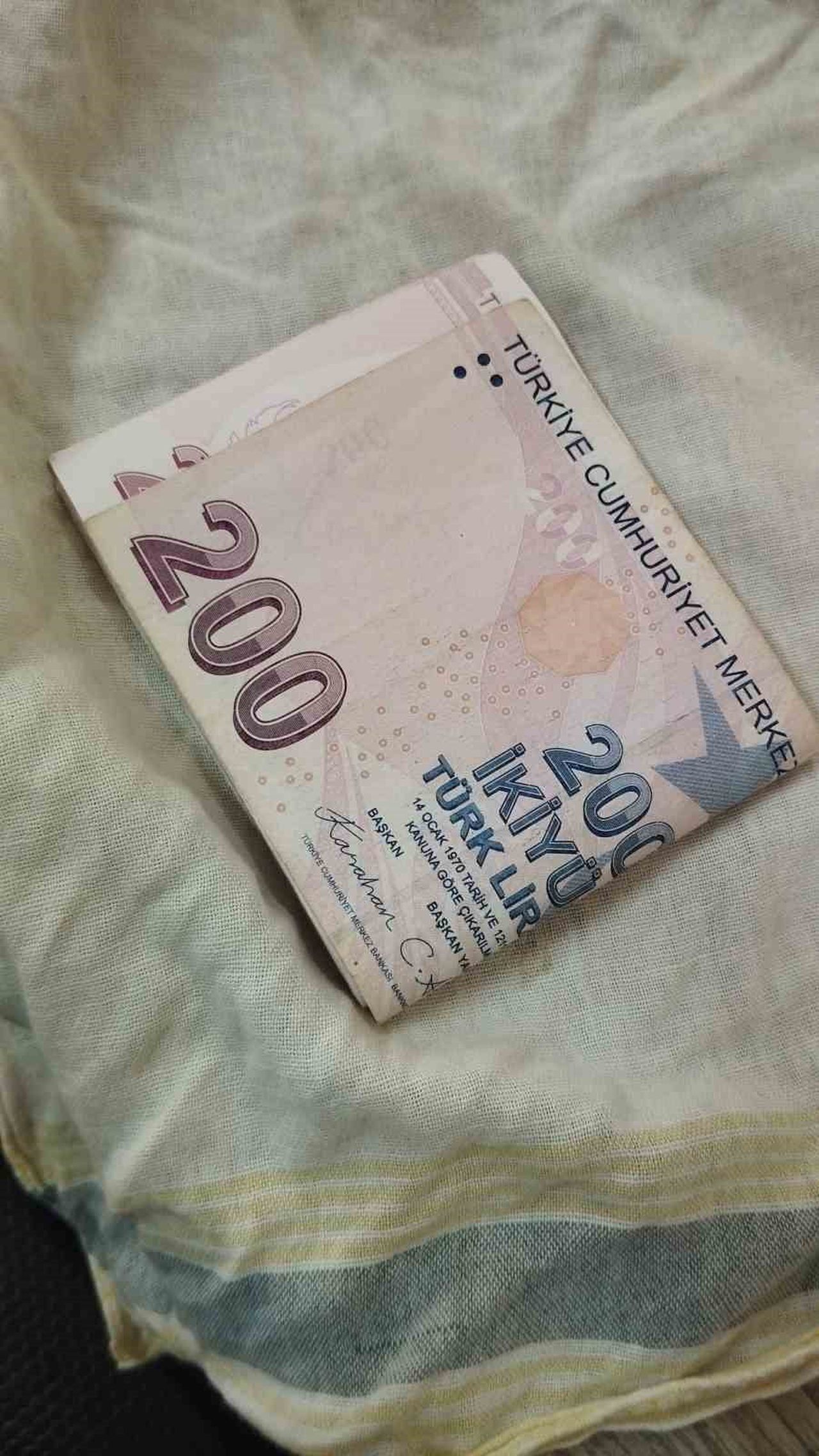 BİLECİK BELEDİYESİ KAPALI PAZAR ALANINDA YER ALAN TEZGÂHINDA 2 BİN TL BULAN ESNAF, PARAYI ZABITA...