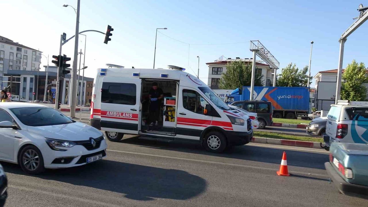 MALATYA'DA 6 ARACIN KARIŞTIĞI ZİNCİRLEME KAZADA 4 KİŞİ YARALANDI
