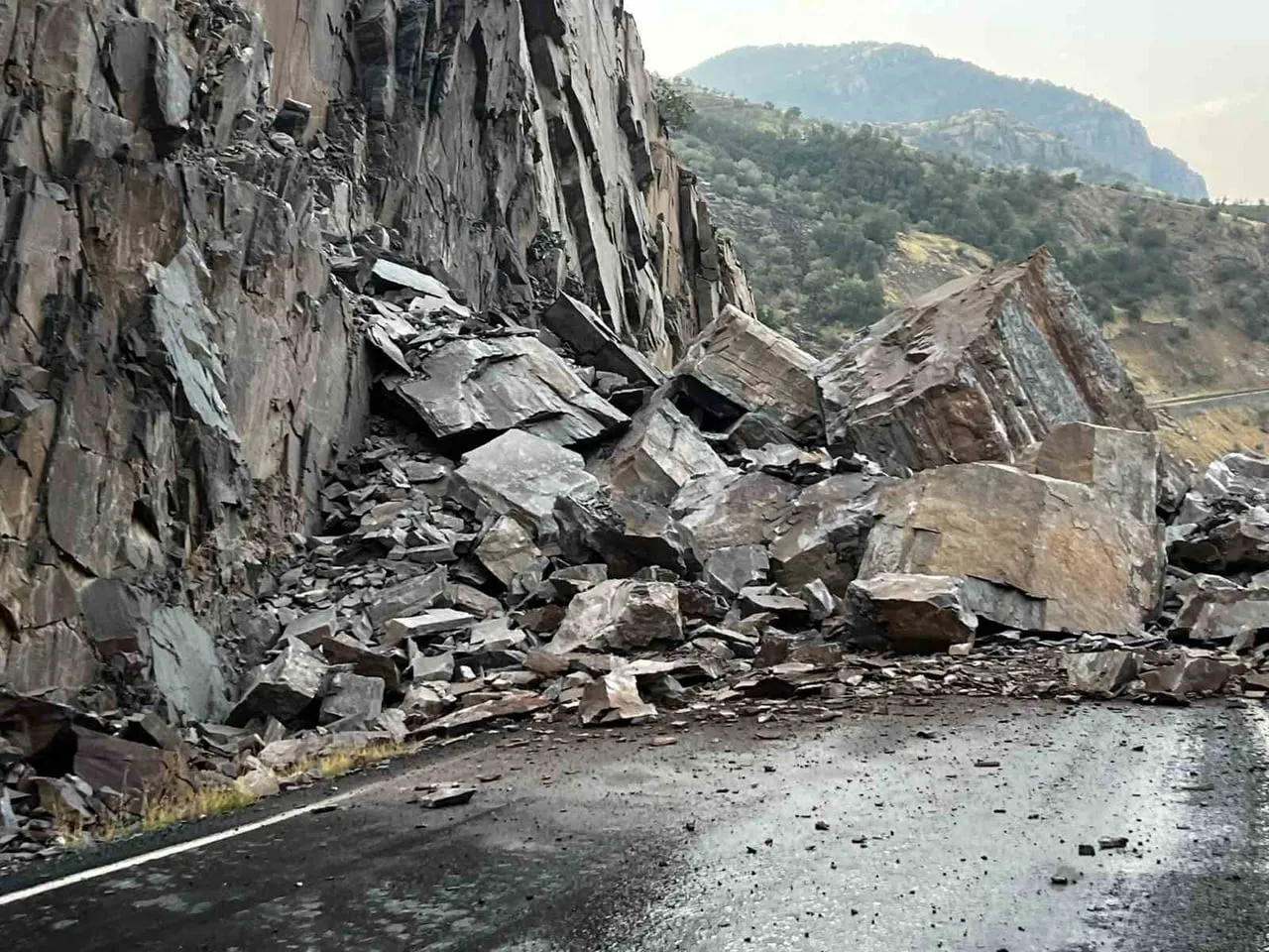 ŞIRNAK-BEYTÜŞŞEBAP YOLU, DÜŞEN DEV KAYALAR NEDENİYLE ULAŞIMA KAPANDI