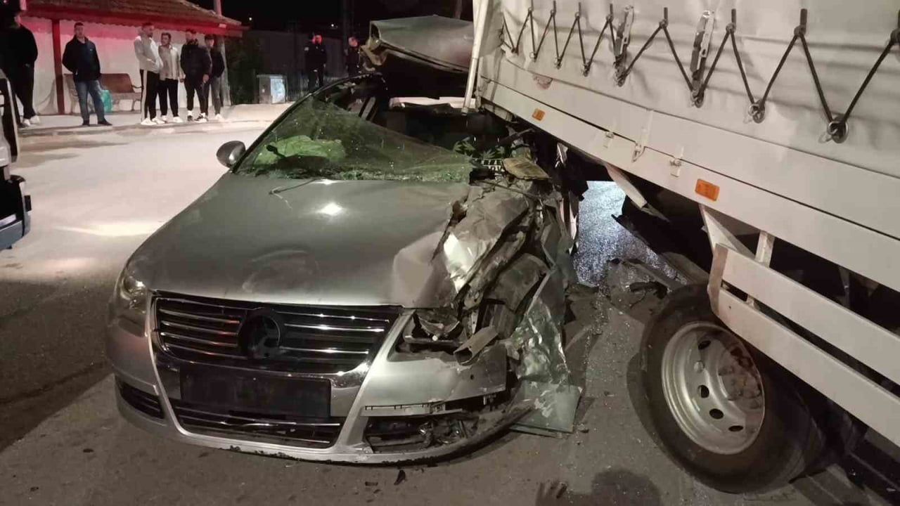 AMASYA’DA SÜRÜCÜSÜNÜN KONTROLÜNÜ KAYBETTİĞİ OTOMOBİL, KAMYONETE ARKADAN ÇARPTI. HURDAYA DÖNEN...