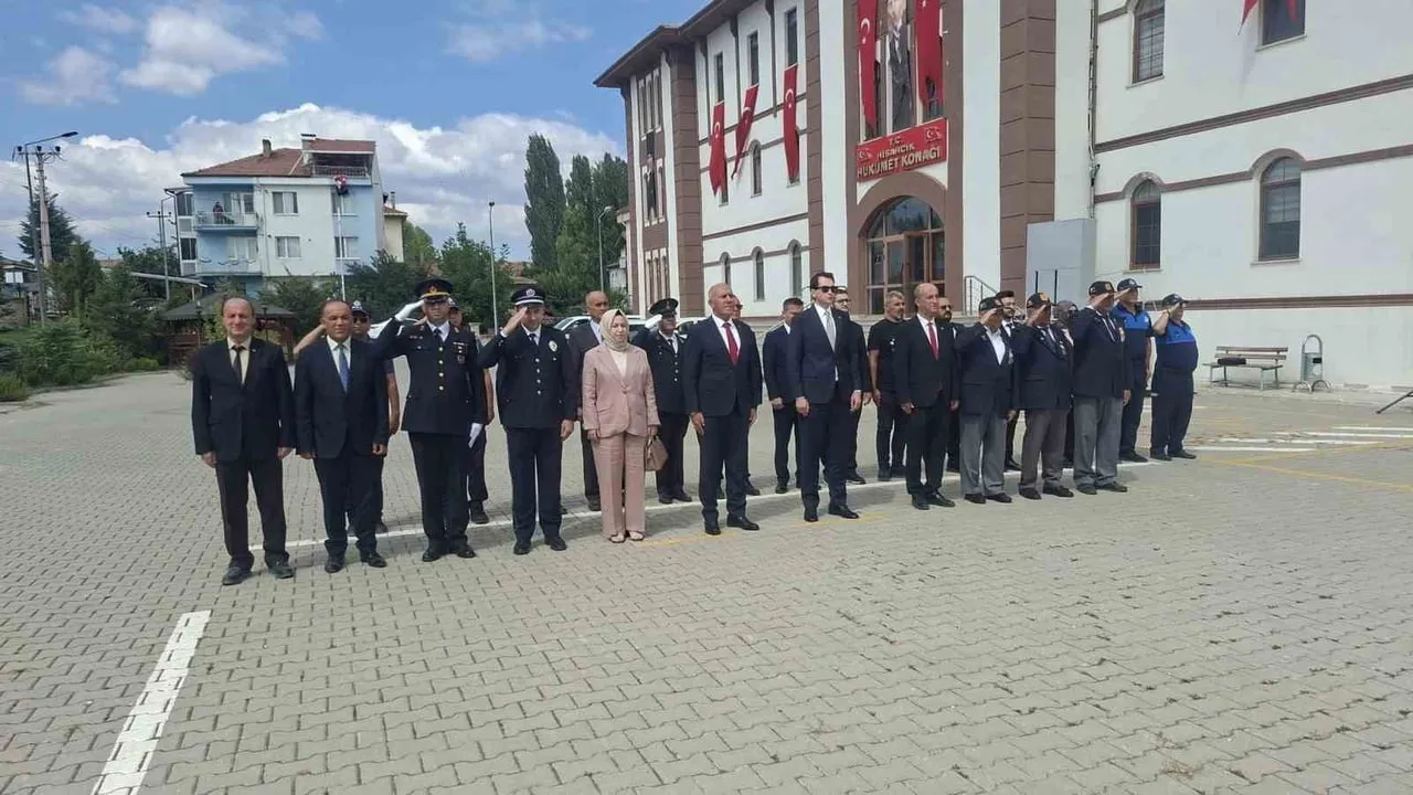HÜKÜMET KONAĞI ÖNÜNDE GERÇEKLEŞTİRİLEN TÖRENE; HİSARCIK KAYMAKAMI ERKAN ATAM, BELEDİYE BAŞKANI...