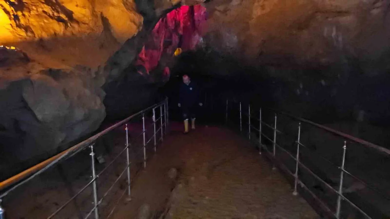 ZONGULDAK’TA ETKİLİ OLAN YAĞIŞLAR SONRASI İÇERİSİNDEKİ DERENİN YÜKSELMESİ SEBEBİYLE ÇAMUR VE SU...