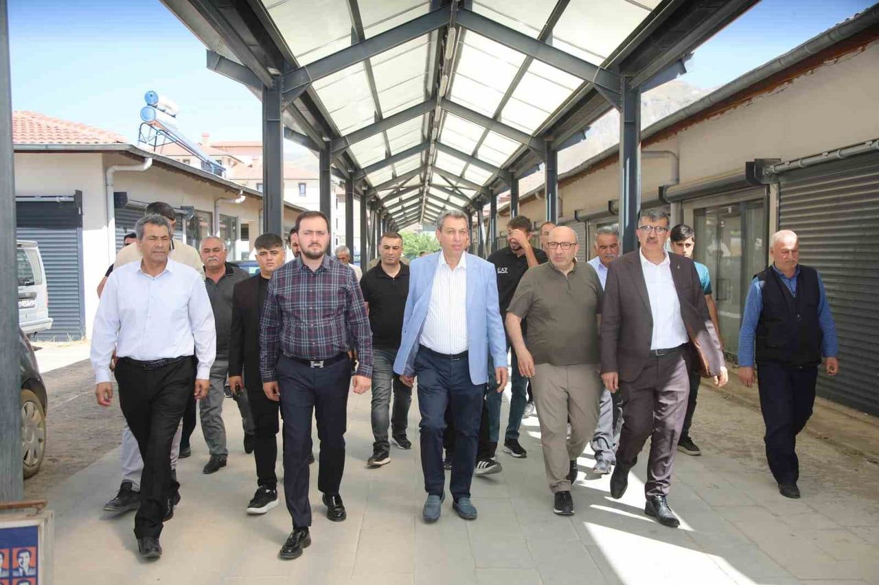 ELAZIĞ AK PARTİ MİLLETVEKİLLERİ, KENTİN FARKLI İLÇELERİNDE VATANDAŞLARLA BİR ARAYA GELEREK...