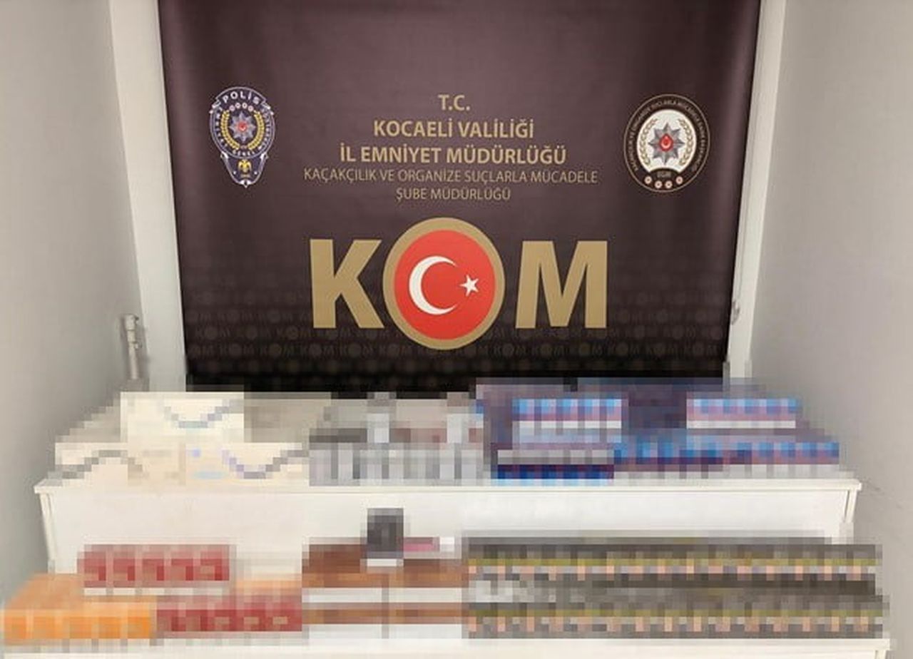 KOCAELİ’NİN DERİNCE İLÇESİNDE BİR ARAÇTA YAPILAN ARAMADA, GÜMRÜK KAÇAĞI OLDUĞU BELİRLENEN BİN 410...